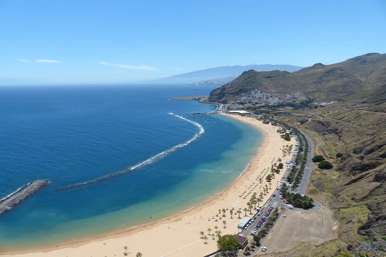 Vista aérea de la playa de Las Teresitas en Tenerife con el macizo de Anaga y la costa norte”
