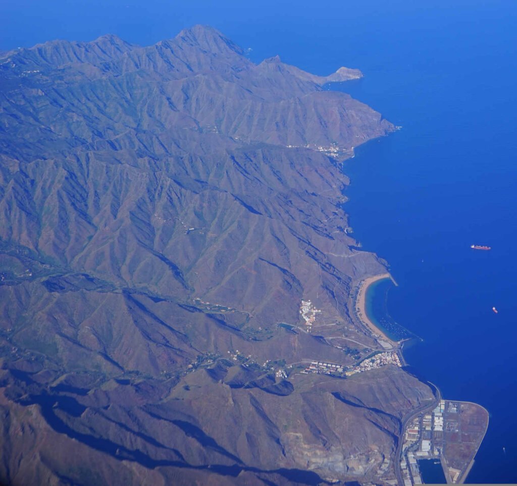 Imagen aérea de Las Teresitas en Tenerife con su bahía, arena dorada y montañas de Anaga al fondo