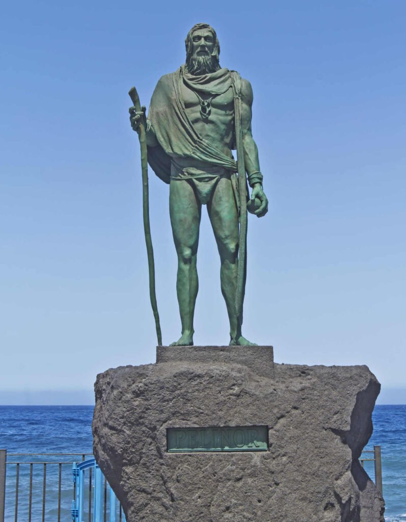 Estatua del mencey guanche Pelinor en Adeje con el océano al fondo en Tenerife sur
