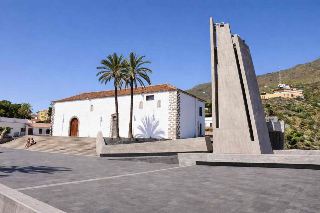 Iglesia de Santa Úrsula en Adeje Tenerife con su plaza y torre moderna bajo cielo despejado