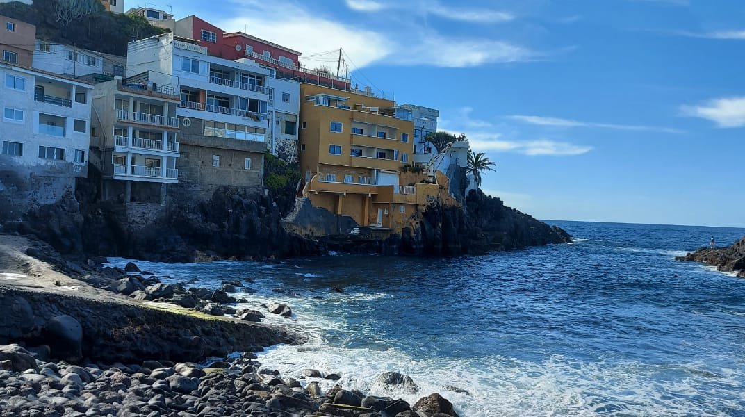Casas sobre el acantilado en El Caletón, La Matanza de Acentejo, Tenerife, junto al océano Atlántico