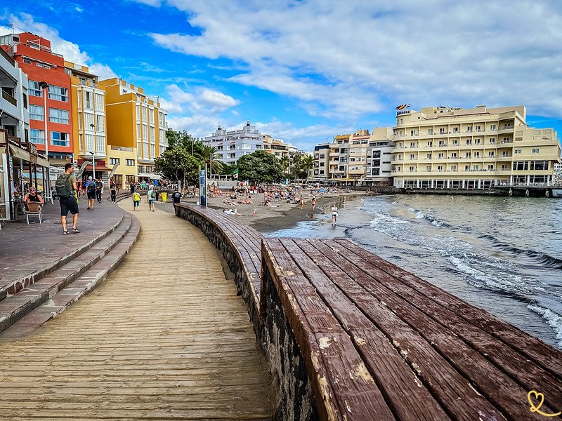 Vista general del pueblo de El Médano, en el sur de Tenerife, con sus edificios junto al mar y la playa integrada en la vida local