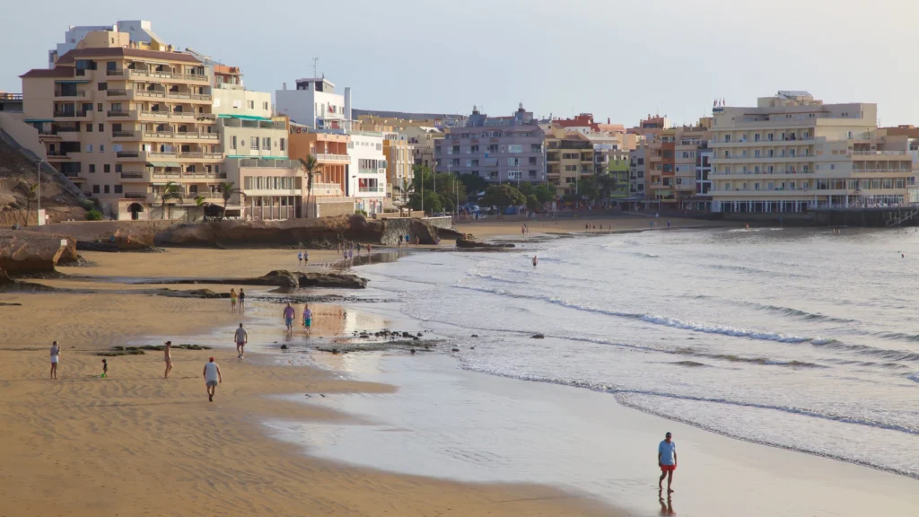 Playa de El Médano con los edificios del pueblo al fondo, en el sur de Tenerife, mostrando su carácter urbano y costero