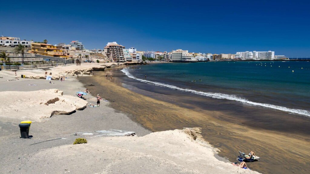 Playa de El Médano con en el sur de Tenerife, mostrando un entorno de playa y mar azul espectacular