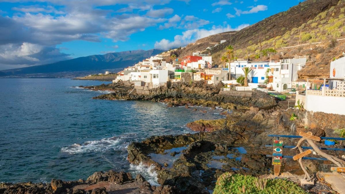 Vista costera de Bocacangrejo, pueblo del sur de Tenerife, con casas blancas sobre roca volcánica junto al mar Atlántico.