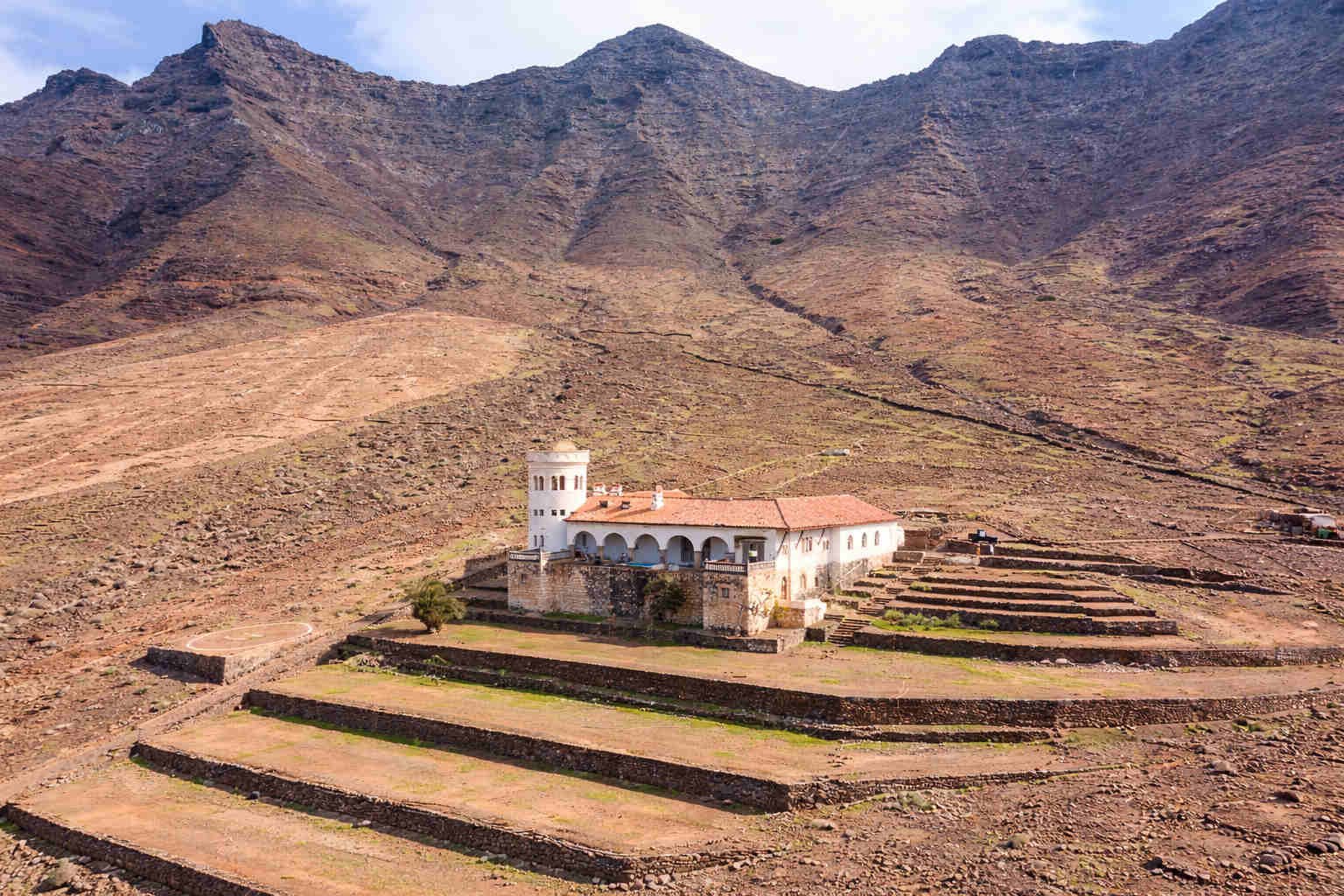 Vista de la Villa Winter en Cofete, Fuerteventura, situada en la ladera del valle de Cofete con las montañas de Jandía al fondo.