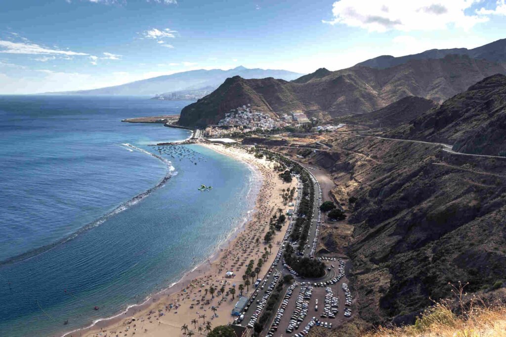 Vista aérea de la playa de Las Teresitas en Tenerife con el macizo de Anaga y la costa norte”