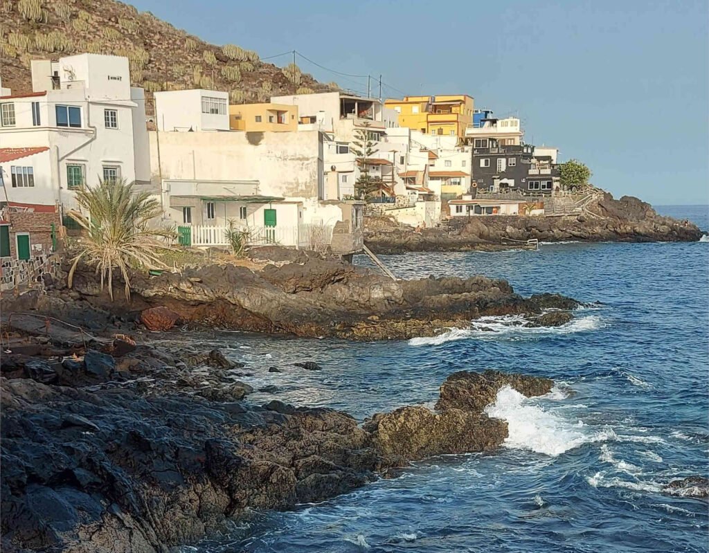 Vista de Bocacangrejo, pueblo costero de Tenerife con viviendas coloridas sobre roca volcánica junto al mar