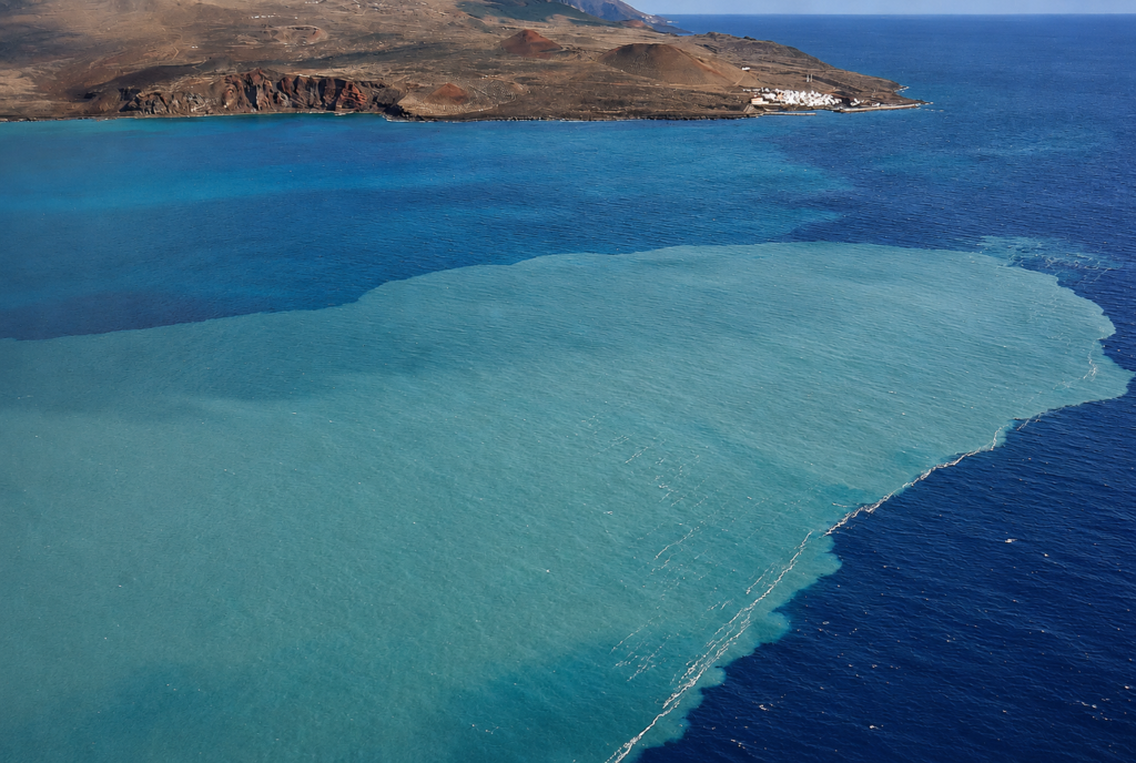 Vista aérea de la mancha volcánica provocada por la erupción submarina frente a La Restinga, en El Hierro.