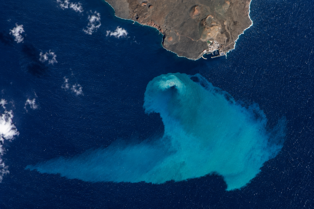 Imagen satelital de la erupción del volcán submarino Tagoro frente a La Restinga, en El Hierro